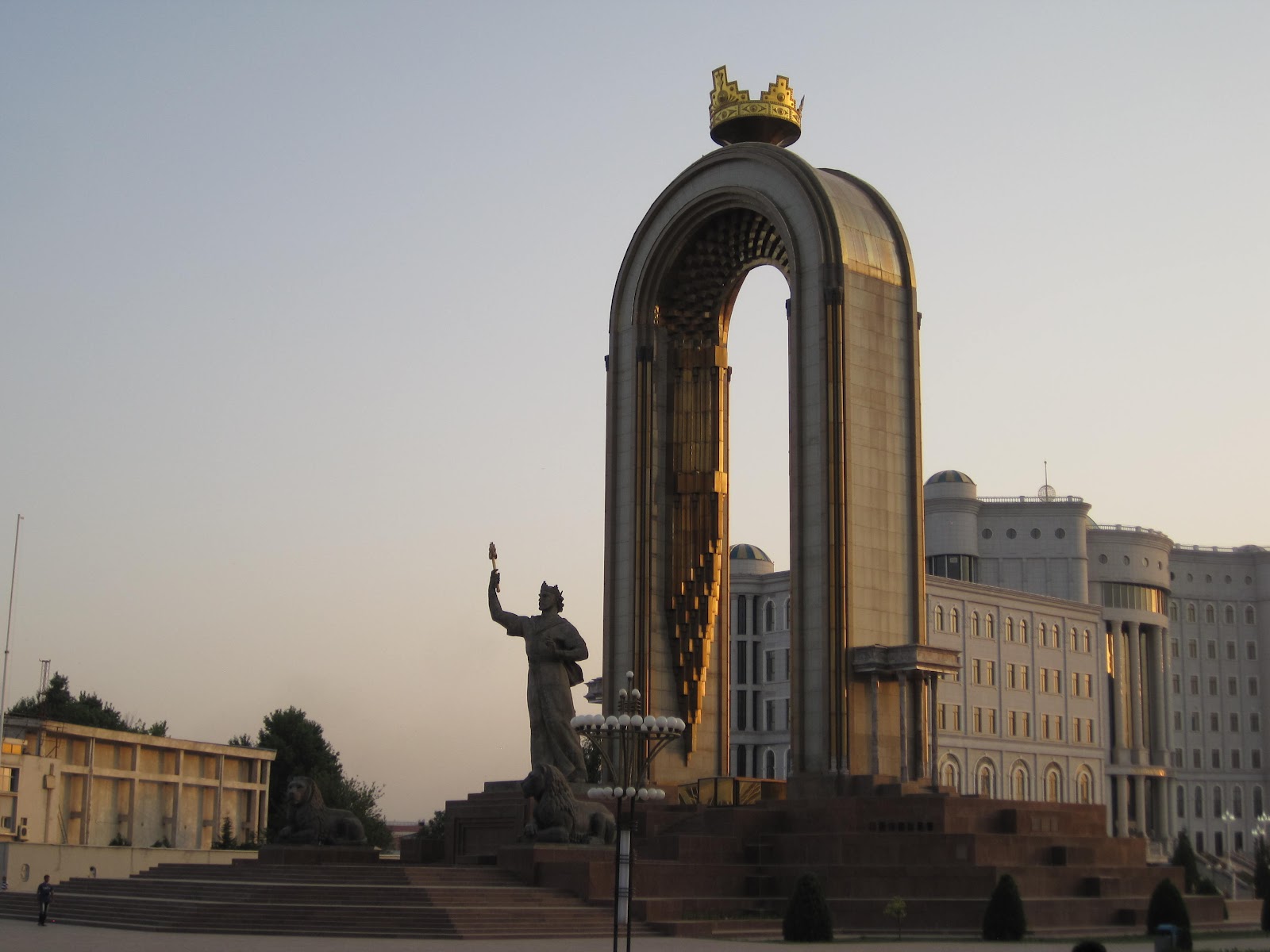 Памятник душанбе. Памятник Исмоилу Сомони. Памятник Исмаилу Самани в Душанбе.